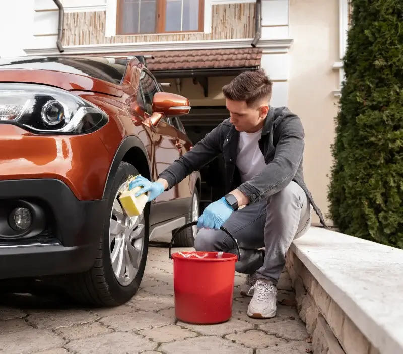 Lavage auto à domicile Cruviers-Lascours : professionnel intervenant sur un véhicule